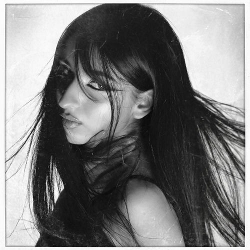 Ambre lance son premier single "J'me demande" : une introspection rap-pop qui surprend